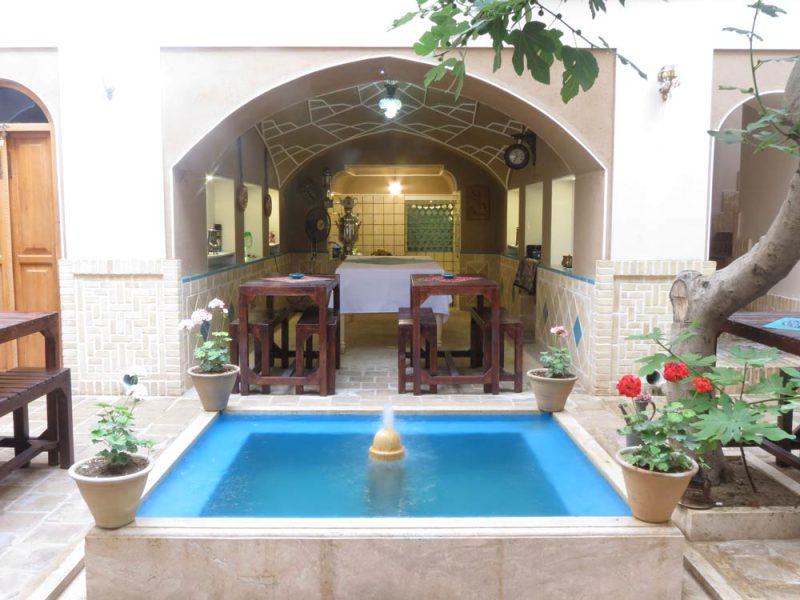 چایخانه سنتی اقامتگاه نه چم کاشان
